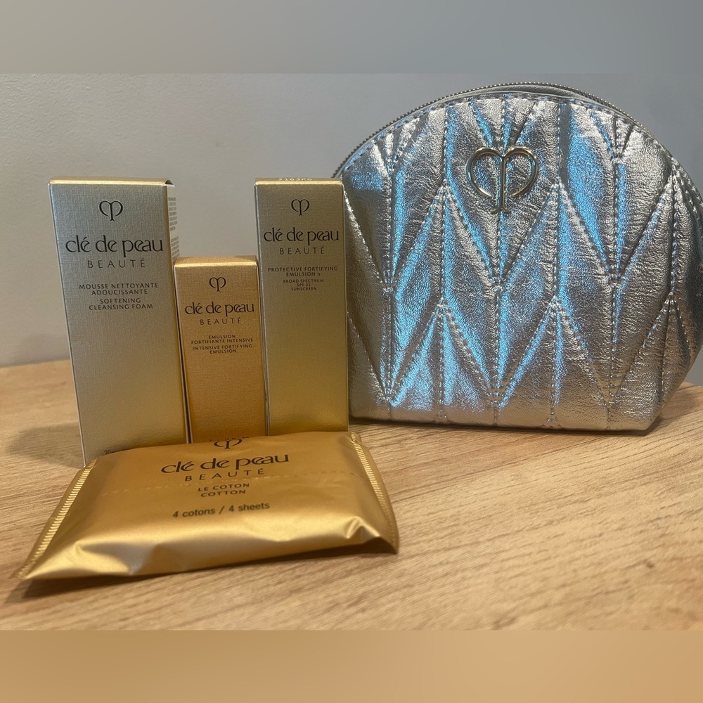 Clè de Peau Makeup Bag With 4 Samples